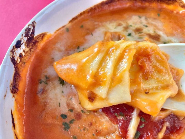 ソースのクオリティやボリューム感に大満足！【ファミマ】王道の味わいが楽しめる「トマトクリームラザニア」