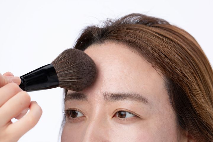 薄づきチークで凸凹をカモフラージュ