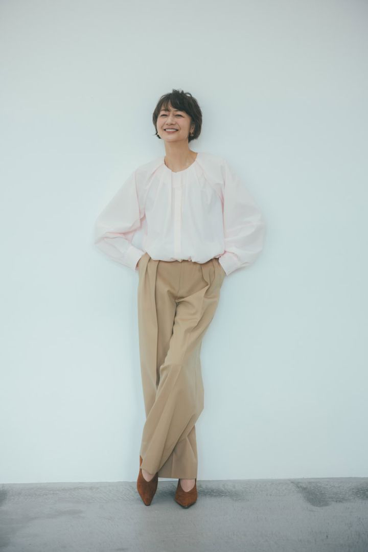 トップス¥33,000／デパリエ（デパリエ伊勢丹新宿店）、パンツ¥52,800／カオス（カオス表参道）、ピアス¥17,800 ／アフェクト（ラッキーアンドカンパニー）、靴下記参照