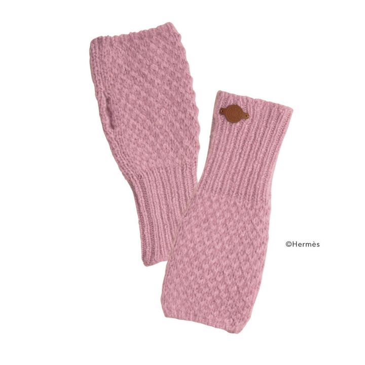 レザーパッチがワンポイントになったカシミア×モヘア素材の《ルー》。手袋¥90,200（エルメス／エルメスジャポン）