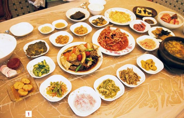 1.メニューは4人前から注文できるサンジ定食（₩200,000）のみ。毎日変わるおかず類とみそチゲスープつき。