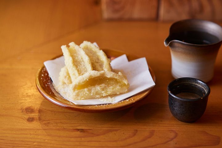 シャキシャキ食感がたまらない！“揚げ蓮根のパルメザンチーズがけ”