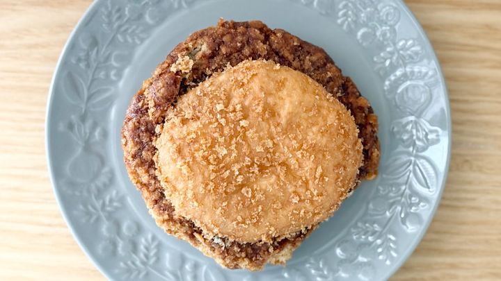 ボリューム満点のはみで具合！【ローソン】にインパクト大のバーガー登場