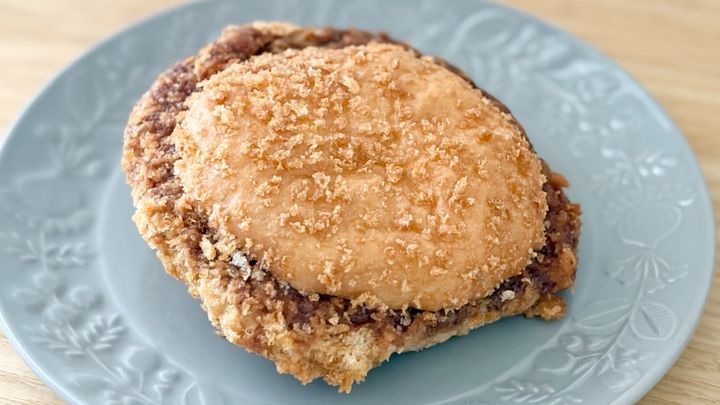 ボリューム満点のはみで具合！【ローソン】にインパクト大のバーガー登場