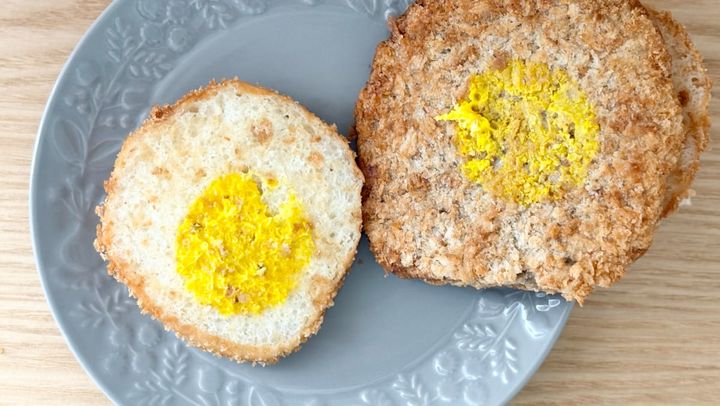 ボリューム満点のはみで具合！【ローソン】にインパクト大のバーガー登場