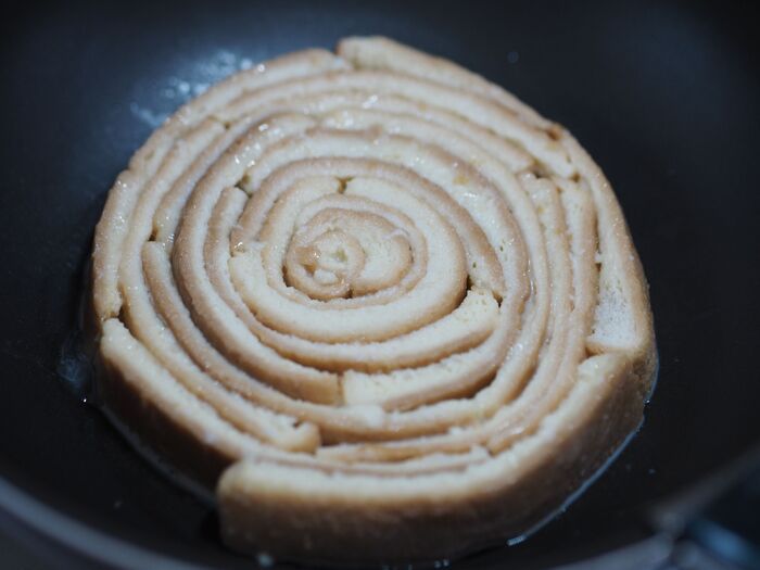 パンの耳で『バウムクーヘン』ができちゃった！？混ぜて→漬けて→焼くだけの簡単おやつ♡