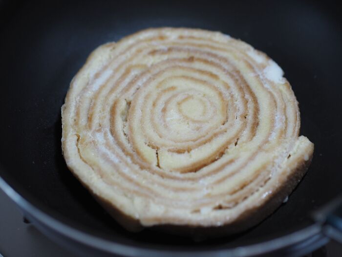 パンの耳で『バウムクーヘン』ができちゃった！？混ぜて→漬けて→焼くだけの簡単おやつ♡