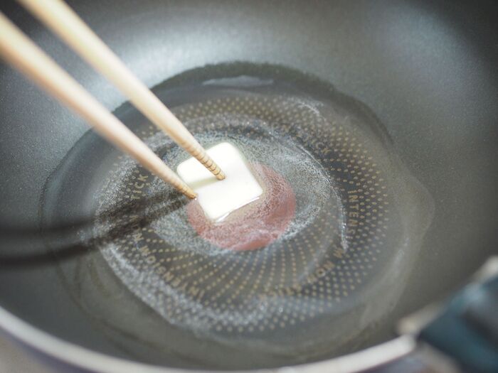 パンの耳で『バウムクーヘン』ができちゃった！？混ぜて→漬けて→焼くだけの簡単おやつ♡