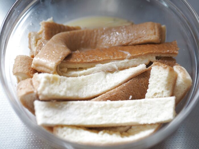 パンの耳で『バウムクーヘン』ができちゃった！？混ぜて→漬けて→焼くだけの簡単おやつ♡