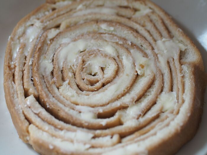 パンの耳で『バウムクーヘン』ができちゃった！？混ぜて→漬けて→焼くだけの簡単おやつ♡