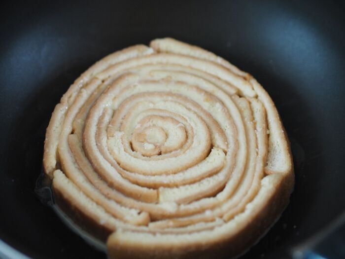 パンの耳で『バウムクーヘン』ができちゃった！？混ぜて→漬けて→焼くだけの簡単おやつ♡