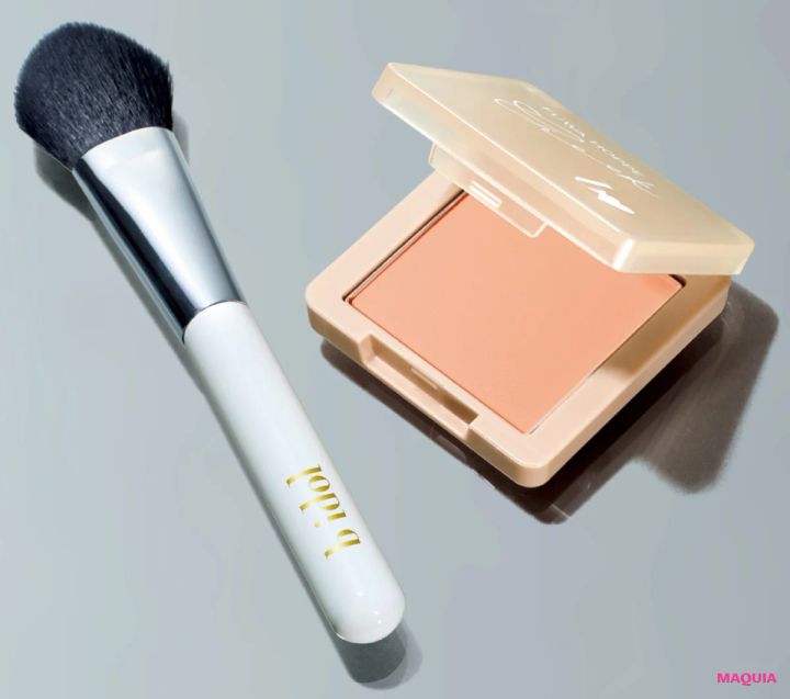 2026年最新作・新発売おすすめコスメ （左から）b idol ほっぺ達人ブラシ、同 ふわほっぺチーク