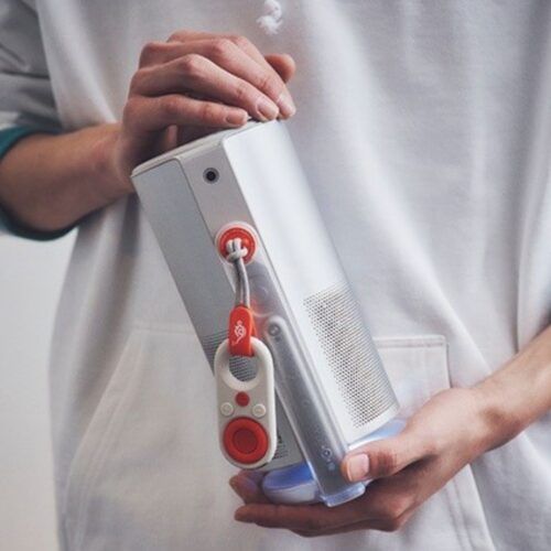 【2025年ベスト家電】Aladdin Xの新作「Poca」がすごすぎる！ 天井投影からプラネタリウムまで、遊びの天才になれるモバイルプロジェクター