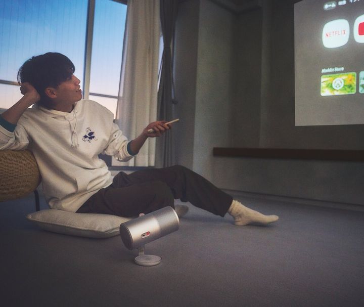 Aladdin XのモバイルプロジェクターAladdin Poca