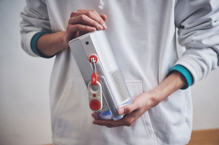 Aladdin XのモバイルプロジェクターAladdin Poca