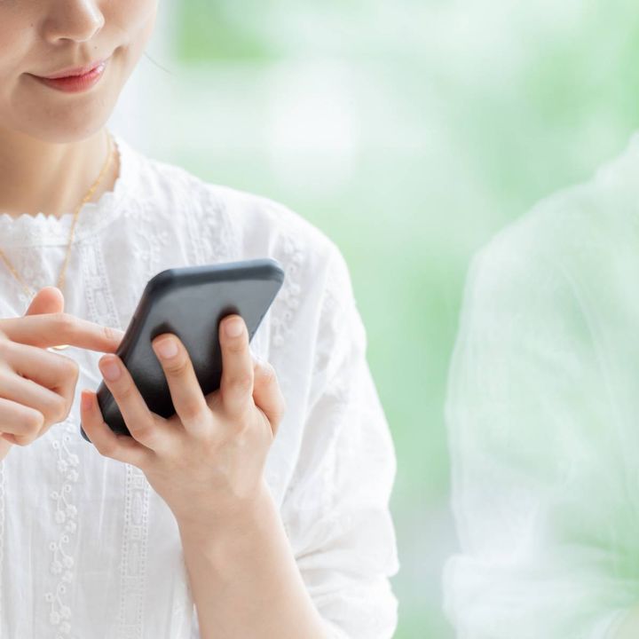 スマホを操作する人