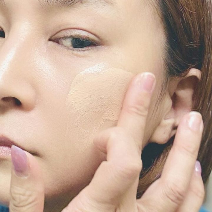 「“ラベンダーローズ”は肌が3トーンくらいアップしたみたい! ツヤ感とカバー力もあるので、メイクの仕上がりがいつもより華やかに感じます。きちんとメイクしたい日によさそう」