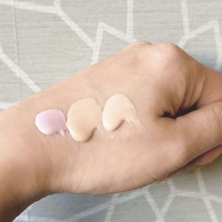 「3色の色の差はこんな感じ。“ライトベージュ”と“ベージュ”でも、かなり色味が違います。ライトベージュでも明るすぎる印象はなく、肌トーンを違和感なく上げてくれる感じです」