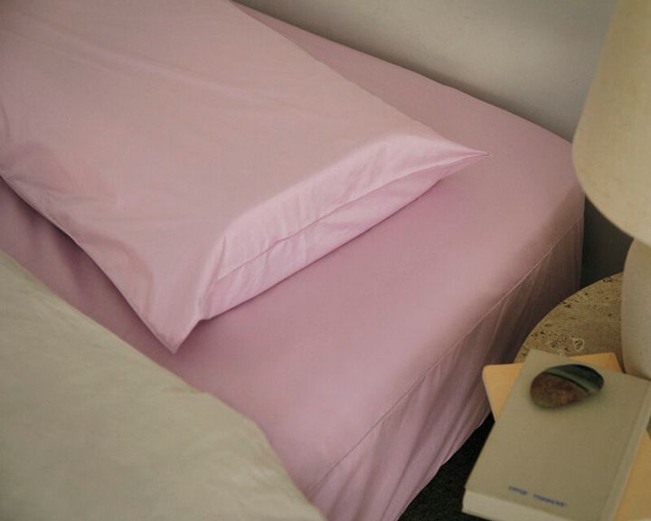 マイクロファイバーを束ねた糸で緻密に織り上げた生地を使用。ダニの侵入、布団の中わたからでるホコリをブロック。さらに防菌防臭効果のある加工技術を採用。ボックスシーツ〈SNフレッシュプロ〉（セミダブル）1万4300円、ピローケース〈SNフレッシュプロ〉3630円（昭和西川）