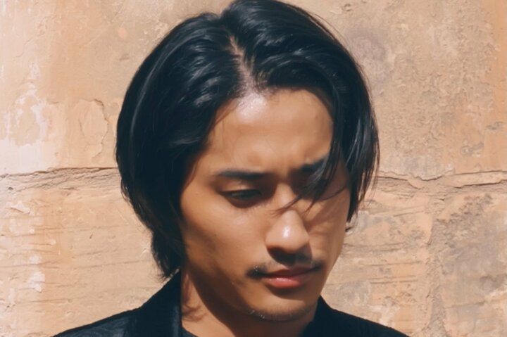 【写真・画像】美脚際立つ“童顔”24歳vs“異次元色気ボディ”27歳、1人の男性を奪い合う様子に「うわぁバチバチじゃん！」「見てる前で…」 1枚目