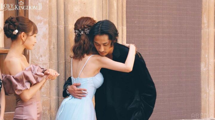 【写真・画像】美脚際立つ“童顔”24歳vs“異次元色気ボディ”27歳、1人の男性を奪い合う様子に「うわぁバチバチじゃん！」「見てる前で…」 3枚目