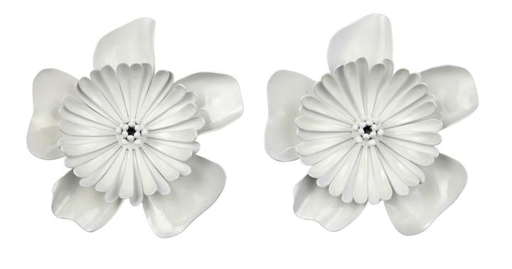 クロエのフラワーモチーフのイヤリング。