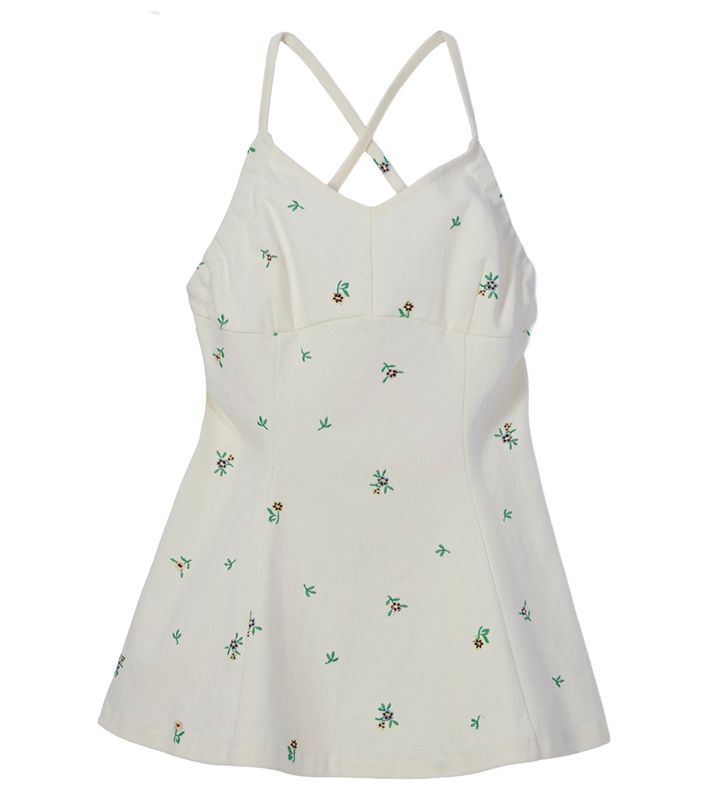 エーヴィーエヌの小花刺繍トップス。