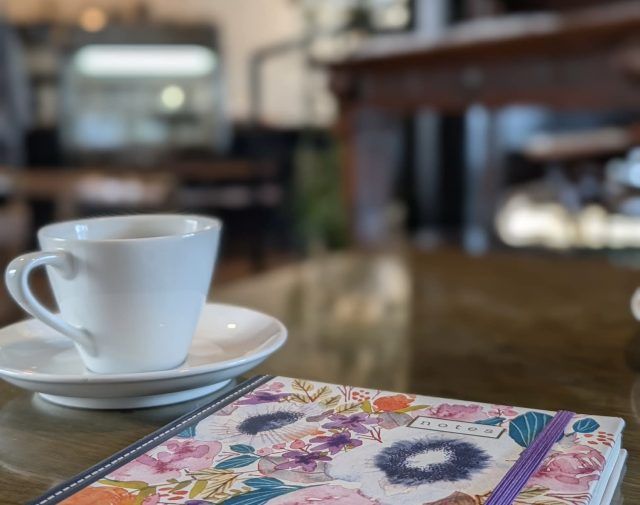 コーヒーカップとノート