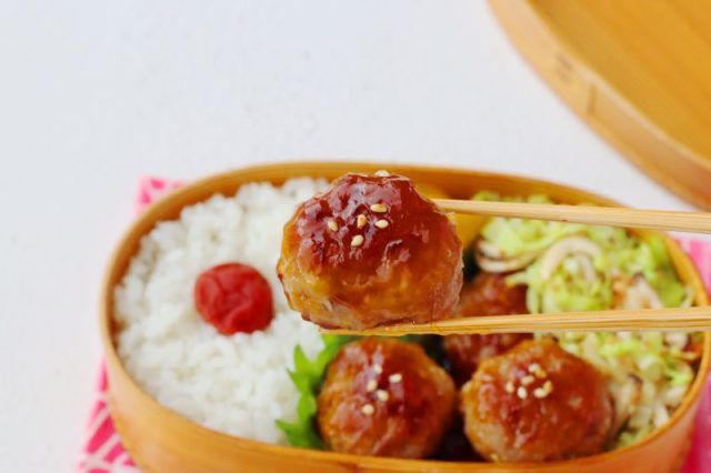 「肉団子」「エリンギとキャベツのおかか味噌」2品弁当