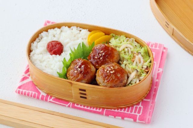 「肉団子」「エリンギとキャベツのおかか味噌」2品弁当