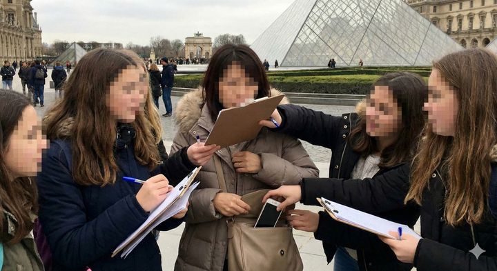 署名ボードで視界を遮るのは、手元の犯行を隠すための常套手段です