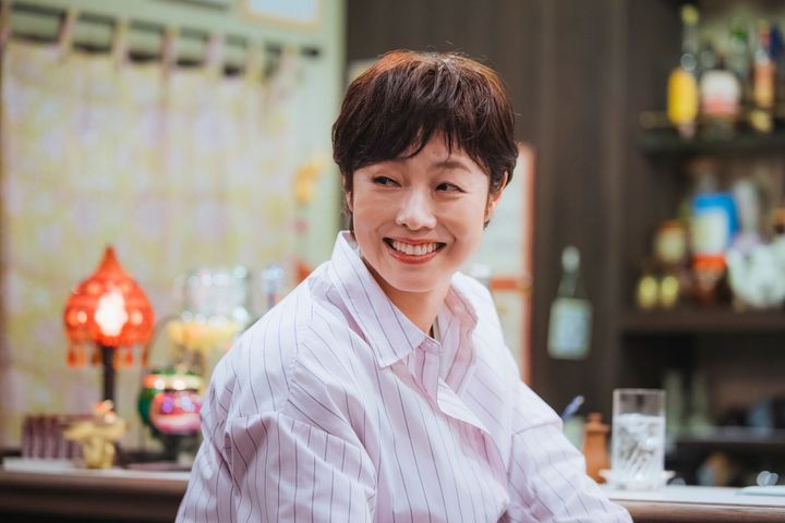 ドラマ『時すでにおスシ!?』に出演する有働由美子 （C）TBS width=