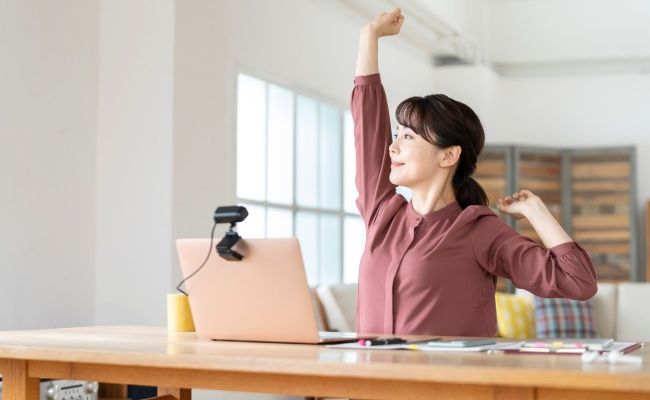 伸びをする女性
