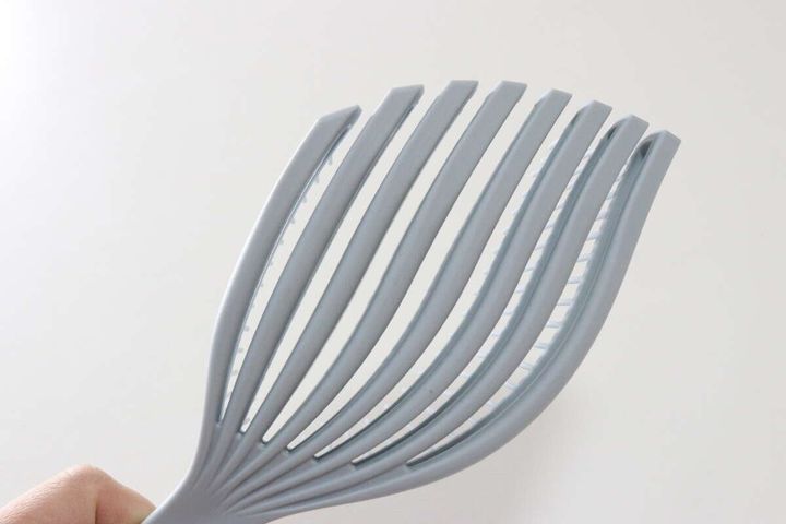 頭皮にフィットするヘアブラシ 形状
