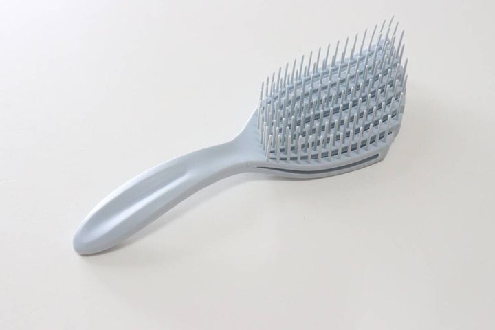 頭皮にフィットするヘアブラシ