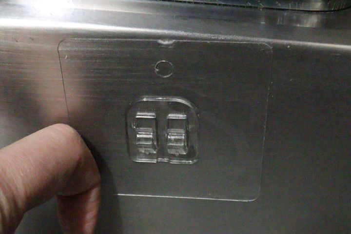 ダブルスポンジホルダー（シール付） シール貼り付け