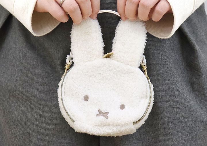 宝島社ムック付録のmiffy（ミッフィー）いちごチャームの2WAYポーチ＆ショルダーバッグ2