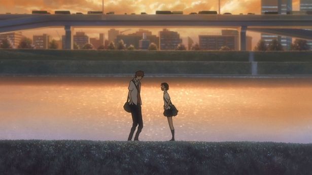 『時をかける少女』場面写真。夕焼けの河川敷で向き合う真琴と千昭