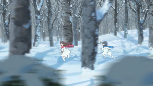 『おおかみこどもの雨と雪』場面写真。雪山を駆ける雨と雪。この躍動感がどんな原画から生まれたのか、展覧会で確かめたい