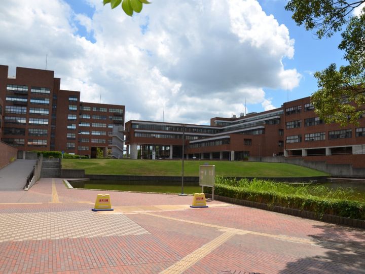 All About ニュース編集部が全国250人を対象に実施した「地方国公立大学に関するアンケート」の調査結果から、子どもを進学させたいと思う地方国公立大学ランキングを発表！ 2位「筑波大学」を抑えた1位は？