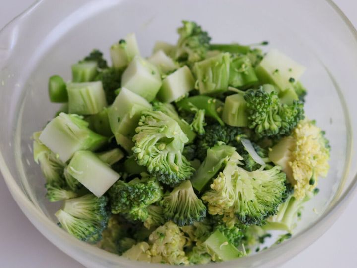 ガラスボウルに小さく刻まれたブロッコリーの花蕾と茎