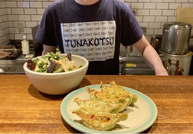 「名物!!グリーンカレー餃子」(5個600円)。餃子各種はテイクアウトもできる。「OYAKATAサラダ」(レギュラー780円)