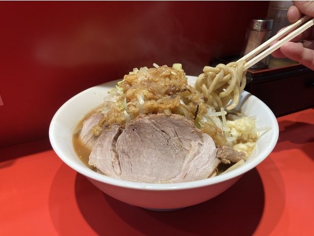 風味のよい自家製麺を使用。二郎系としては細めの中太ストレートで啜りやすい