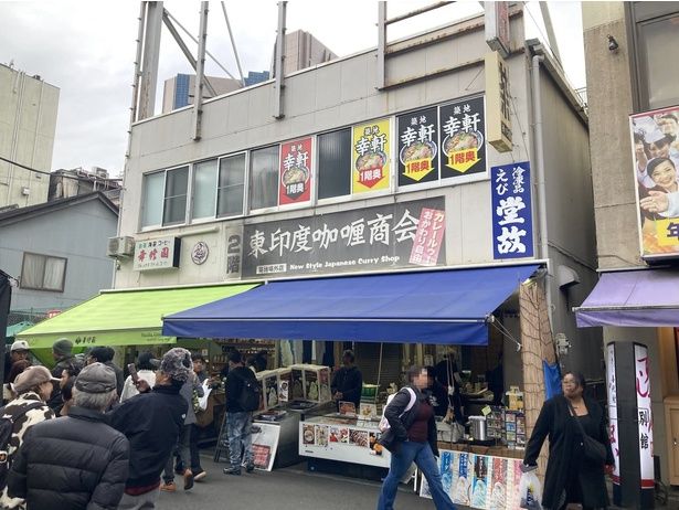 通りからは看板が見えないので、来店時はビル(写真)を目指して