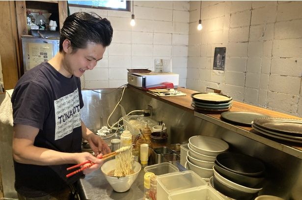 店長の山岸さんが迎える。心地よく過ごせる空間も大きな魅力