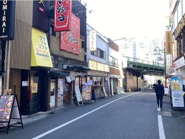 代々木駅西口出口から続く通りに店を構える。通し営業で、時間帯を選ばず行けるのも魅力