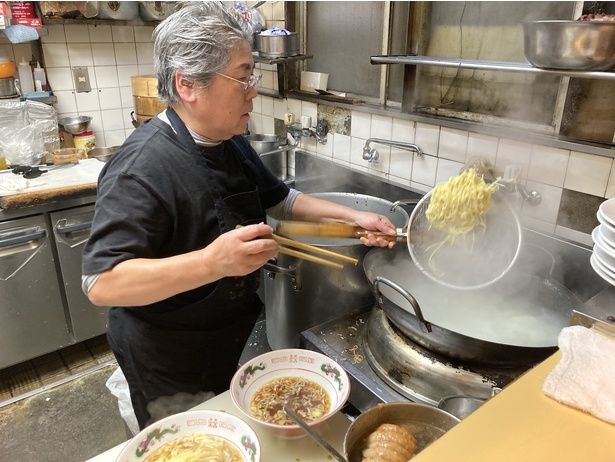 3代目女将。深夜の仕込みから営業まで、ほぼひとりでこなす