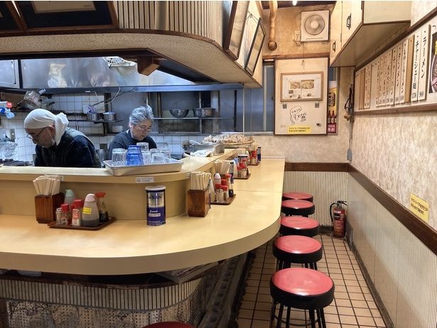 店内はカウンターのみで約10席。気さくな女将との会話も魅力のひとつ！