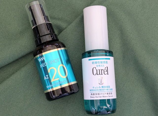 メディショットAZ20・キュレル角層深部バリア美容液 ボトル並び