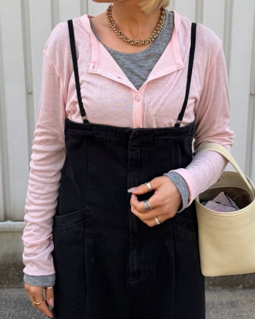 ピンクとブラウンのソフトシアーカーディガンを着用したコーデ